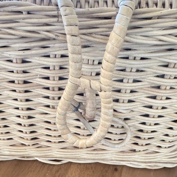 VIntage Large Wicker Lined Picnic Basket - Picture 4 of 10